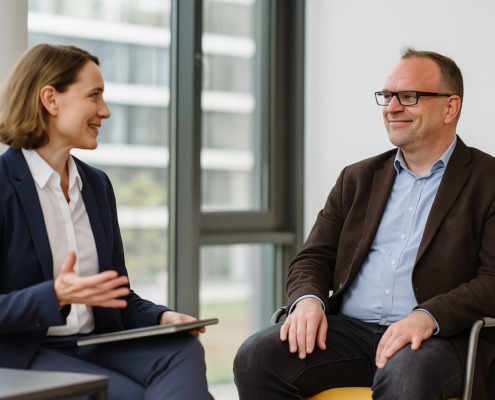 Coach und Coachee im Gespräch. Eine typische Situation bei Compando